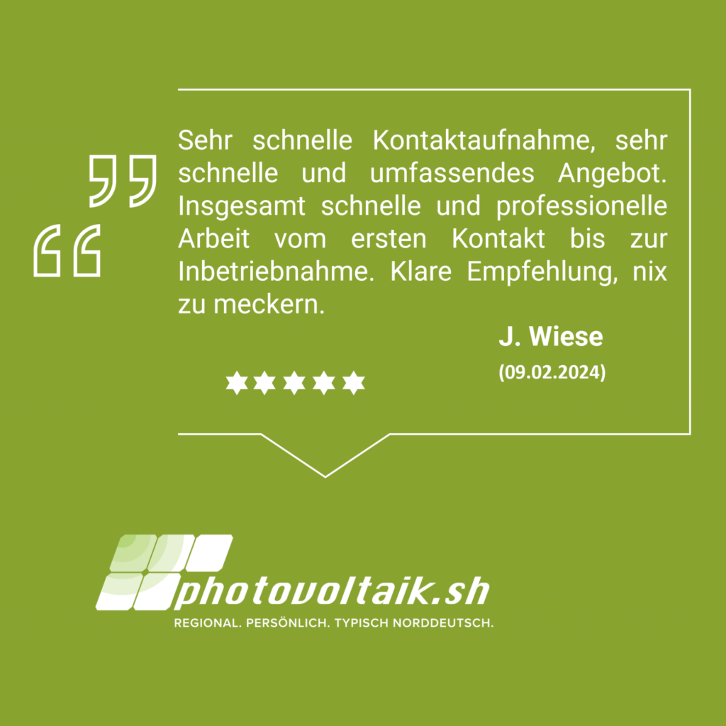Ein grün getöntes Bild, das eine Kundenreferenz auf Deutsch zeigt, die die SEO-Leistungen detailliert beschreibt, eine Fünf-Sterne-Bewertung und das Logo eines Unternehmens namens „photovoltaik.sh“ mit dem
